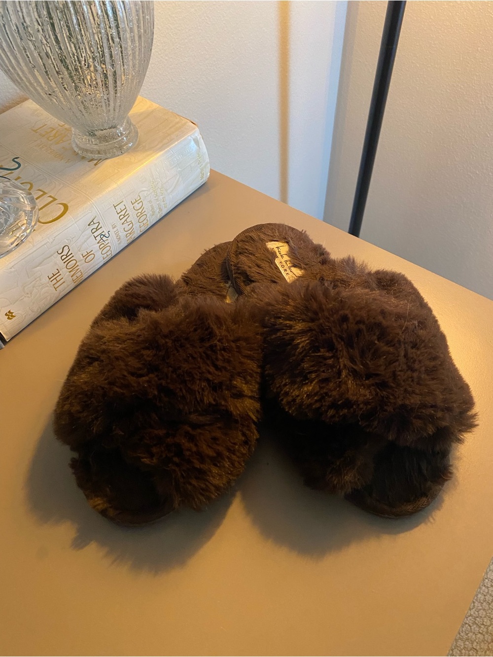 Nicole Miller chocolate 🍫 brown Plush Fuzzy slippers/barely worn 🤎💋